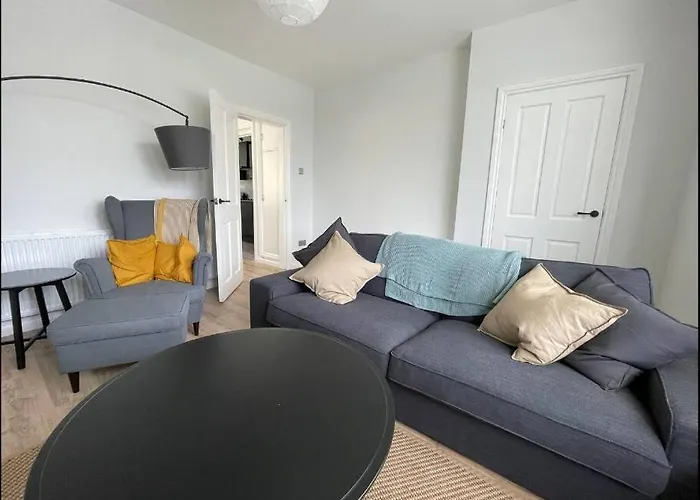 Modern 3 Bedroom Home, Close To City Centre And Peak District