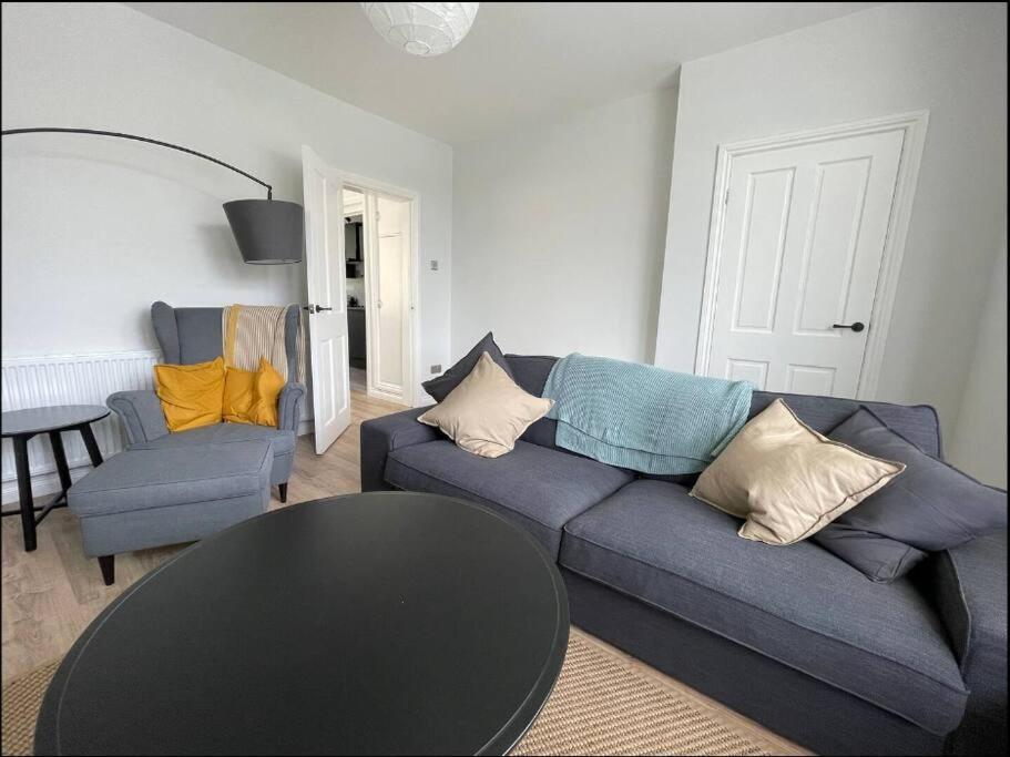 Modern 3 Bedroom Home, Close To Centre And Peak District Holiday home *