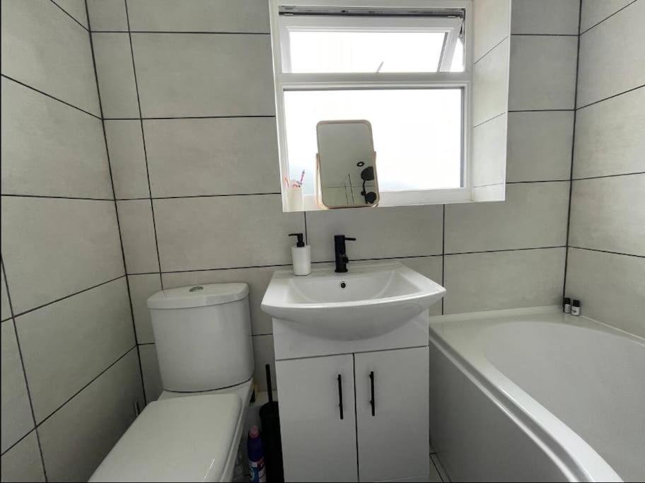 Modern 3 Bedroom Home, Close To Centre And Peak District *